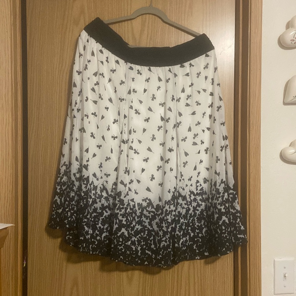 Black/white NEW Lars skirt with leaf decoration
